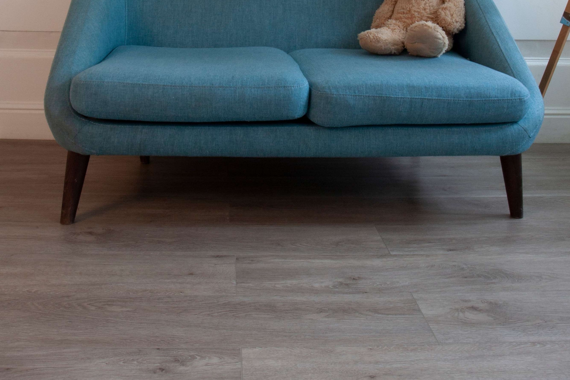 Усовершенствованная кварц-виниловая плитка «Damy Floor» Дуб Горный (1227*187*2,5 мм) — купить в Калуге