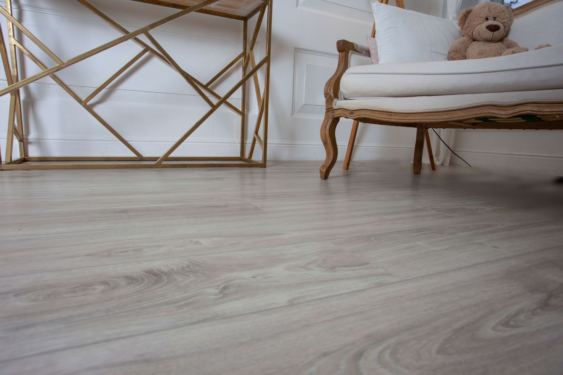 Усовершенствованная кварц-виниловая плитка «Damy Floor» Дуб Белый (1227*187*2,5 мм) — купить в Калуге