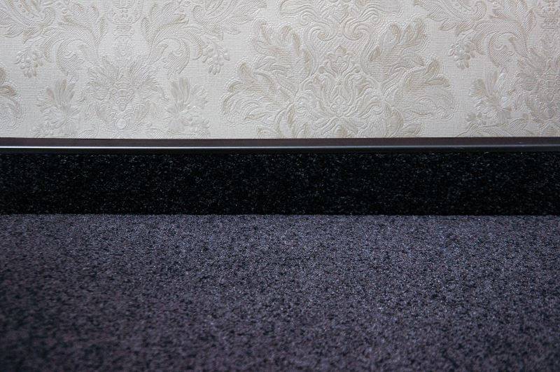 Плинтус для ковролина "Korner" Listwa черный (2500*13,8*50 мм) — купить в Калуге