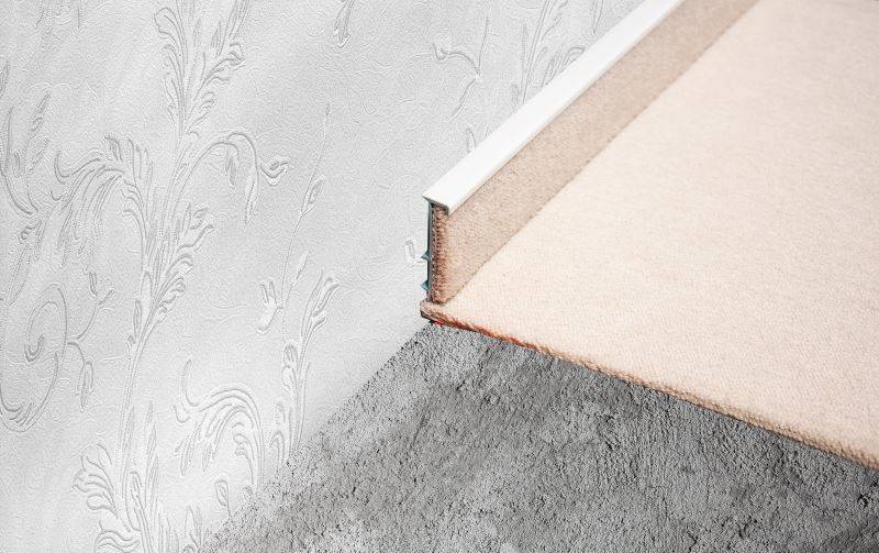 Плинтус для ковролина "Korner" Listwa белый (2500*13,8*50 мм) — купить в Калуге