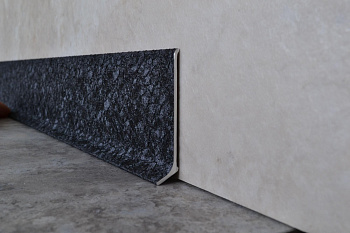 Плинтус алюминиевый L-образный текстура кожи черная (2500*11*60 мм) — фото и характеристики